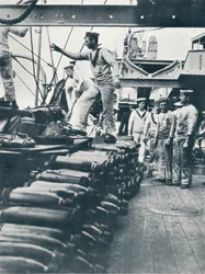 Mottak av granater for marinekanonene på dekket av et slagskip, c1914