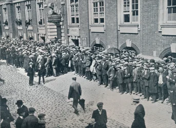 Rekrutter venter utenfor Londons rekrutteringsdepot, 1914
