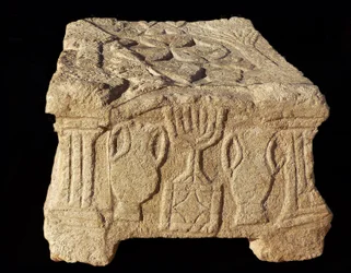Relieff som viser en syv-grenet menorah, Magdala-synagogen (stein)