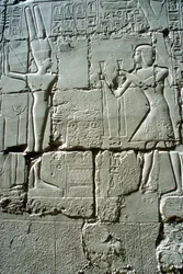 Relieff av Ramses II-offer til fruktbarhetsguden Min, Amun-tempelet, Karnak, Egypt
