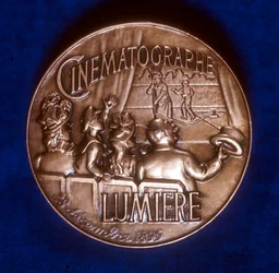 Baksiden av medaljen til minne om 50 år med kinematografi av Lumiere-brødrene, 1945