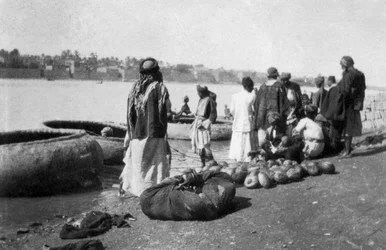 Elvefartøy lastet med meloner, Tigris-elven, Bagdad, Irak, 1917-1919