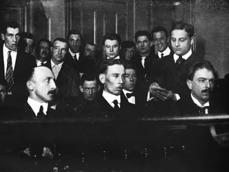 Robert Fay til venstre og hans to medskyldige fotografert i retten, 1915.