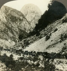 Rocky Jordalsnut 3620 fot fra siden av veien fylt med turistvogner, Norge, c1905.