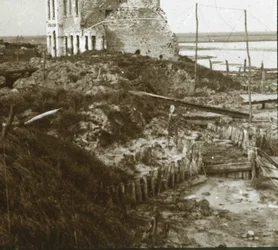 Ødelagt bygning og skyttergraver langs kysten, c1914-c1918