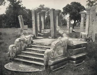 Ruiner av en søylehall, foran den en trapp med månestein se Plate 79, Anuradhapura, 1926