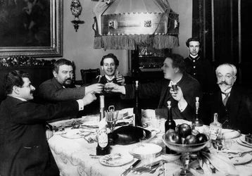 Den russiske forfatteren Alexander Kuprin med venner i Paris, 1930-tallet.