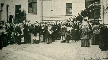 Russiske soldatkoner venter på nyheter fra fronten..., første verdenskrig, 1915, c1920.