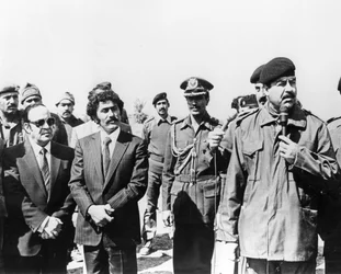 Saddam Hussein holder en tale, Irak, 1986
