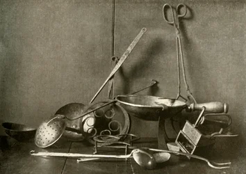 Sadiron, tang, skimmer, gaffel, understell og kobberhakkefat, 1700-tallet, 1937.