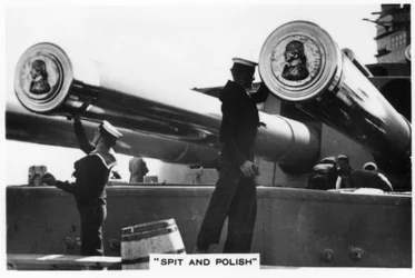 Sjømenn polerer 16-tommers kanonene til HMS Nelson, 1937