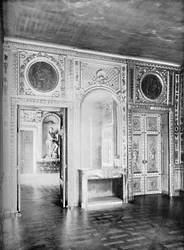 Salong, med dør åpen inn til spisestue - H¶tel Lauzun, 1903