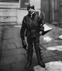 Scavenger-gutt, som rydder opp hesteskitt på veien, London, 1926-1927