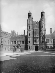 Skolegård og Luptons Tower, 1926