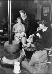 Andre verdenskrig (1939-1945): på en britisk flybase der en enhet av WAC (Women