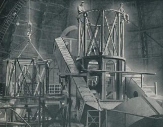 Seksjon for seksjon monterer det enorme stålrammeverket til Hookers-sylinderen, c1935