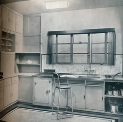 Utsnitt av et lite kjøkken, designet av fru Darcy Braddell, 1935.