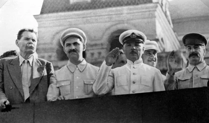 Senior sovjetiske skikkelser på tribunen til Lenins mausoleum, Røde plass, Moskva, USSR, 1931