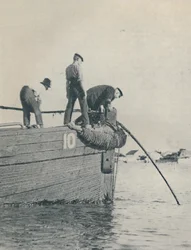 Shore End av en sjøkabel er vanligvis lagt fra en lighter, 1937