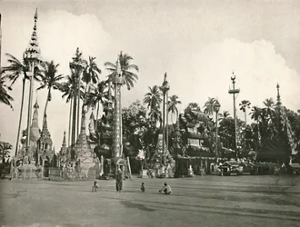 Helligdommer ved Shwedagon-pagoden, Yangon, 1900.