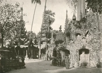 Helligdommer ved Shwedagon-pagoden, Yangon, 1900.