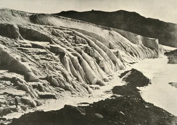 Side av Ferrarbreen. Figur av mannen i nedre venstre hjørne, c1908, 1909.