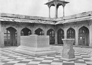 Sikandra. Akbars grav. Monument på taket, c1910.