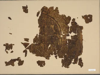 Silkefragment med falkoner som rir på en okse, 1000-1100-tallet.