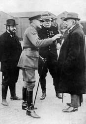 Sir Douglas Haig understreker et poeng ved fronten, Frankrike, første verdenskrig, 1916-1918, c1920