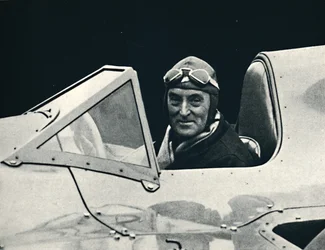 Sir Malcolm Campbell ved rattet til Bluebird, 1937