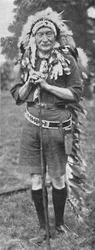 Sir Robert Baden-Powell, kledd i kjolen til en rød indianerstamme, c1925.