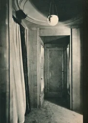 Liten vestibyle med skap i White Sycamore, c1925