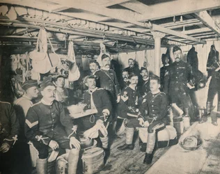 Soldater i en hytte av en transport, ca 1900.