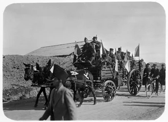 Soldater fra den franske fremmedlegionen reiser med vogn, Syria, 1900-tallet