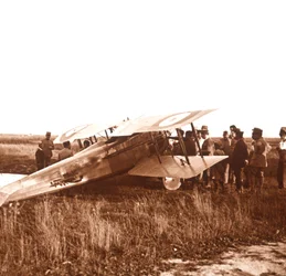 Soldater rundt biplan, Somme, Nord-Frankrike, c1914-c1918