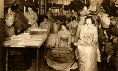 Sortering av uniformer i WAAC klesbutikk, første verdenskrig, 1914-1918, 1933.
