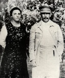 Sovjetlederen Josef Stalin med sin andre kone Nadezjda Allilujeva, sent i 1920-årene