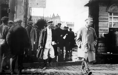 Den sovjetiske lederen Josef Stalin eskortert av hemmelige GRU-agenter, sent på 1920-tallet