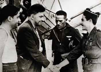 Spansk borgerkrig (1936-1939): Ilia Grigorievich Ehrenburg (1891-1967), russisk forfatter, ved ankomst til flyplassen i Barcelona (Spania) (andre fra venstre), som en sovjetisk korrespondent for borgerkrigen