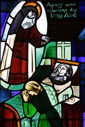 Glassmalerier som viser Sainte Therese de Lisieux som helbreder et sykt barn i kirken Notre-Dame-de-la-Trinite, Blois, Frankrike
