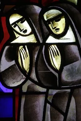 Farget glass i Notre-Dame-de-la-Trinite-kirken Nuns , Blois, Frankrike