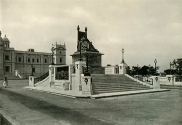 Statue av dronning Victoria foran Victoria Memorial Hall, 1925.