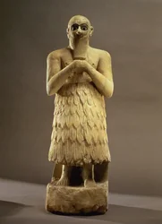 Statuett av den offisielle eller stewarden Ebih-Il som tilber gudinnen Ishtar, fra Mari, Midt-Eufrat, ca. 2500 f.Kr. (gips og lapis lazuli) (for detaljer se 93166)