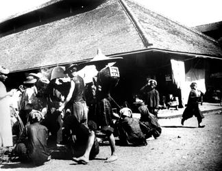 Gatescene, Saigon, 1900