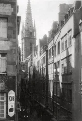 Gatescene, som viser katedralspiret, St. Malo, Bretagne, Frankrike, 1900-tallet