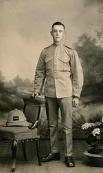 Studioportrett av en soldat fra C Company, 2nd Battalion the Kings Regiment, Irak, 1926