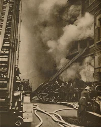 Å dempe en brann i en smal bygate, c1935.