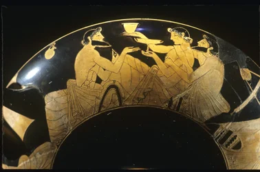 Symposiumscene på rød figur Attic kylix, vinbeger, 500-tallet f.Kr.