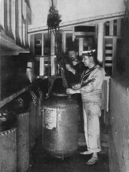 Å ta en ubåtgruve ut av butikkene, 1914