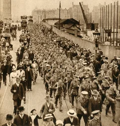 Territorials fra sommerleir - Terriere som marsjerer lett over Westminster Bridge, 1914-1918, 1933.